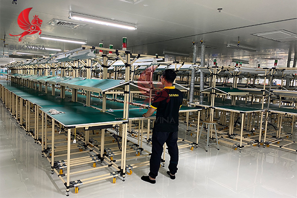 Bàn thao tác lắp ráp ống thép bọc nhựa gắn bánh xe